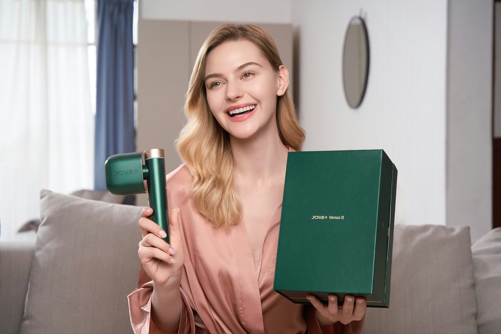 influencer unboxing brand product